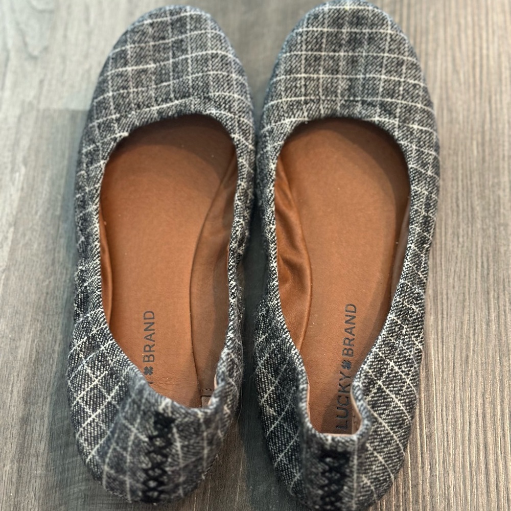 Lucky Brand Gray Flats with Classic Style